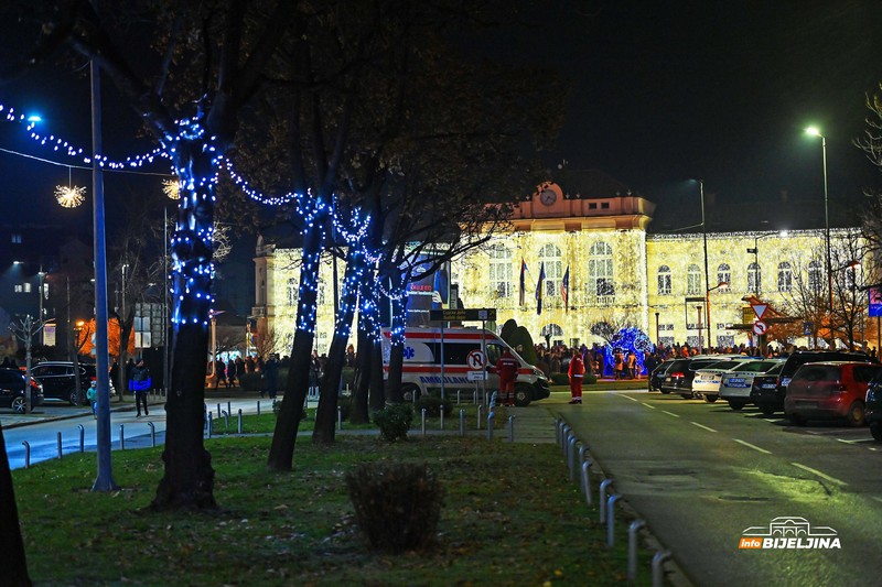 Zimska čarolija stigla u Bijeljinu: Centar grada odiše pretprazničnim raspoloženjem (FOTO)