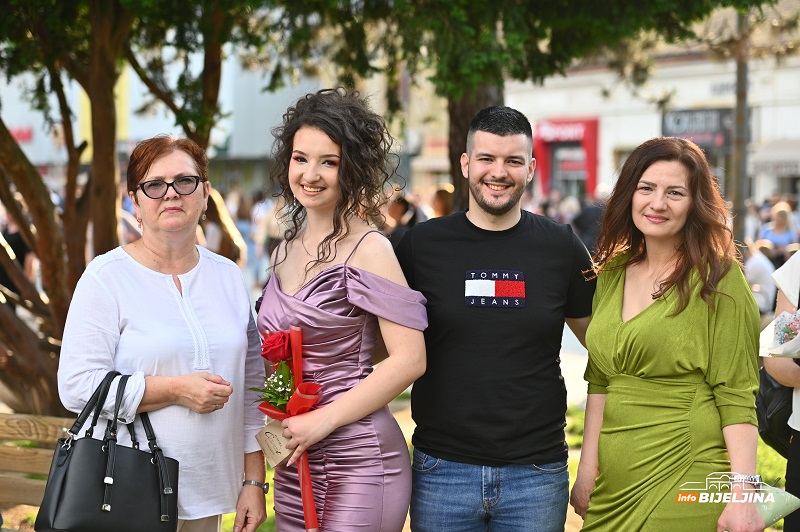 Ulicama Bijeljine večeras prodefilovalo 250 maturanata Poljoprivredne i medicinske škole (FOTO)