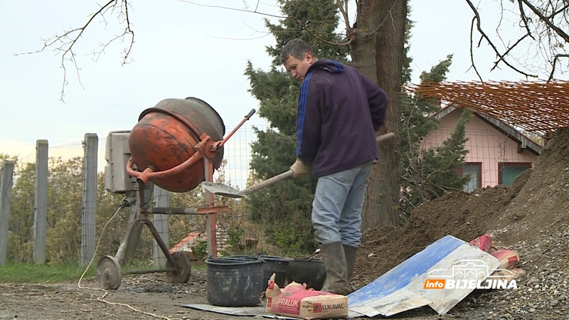 Bunardžija Vlado Tomić sa Majevice kopa gdje god ne mogu mašine: Kad treba pronaći vodu, tu je komšija sa rašljama /FOTO/