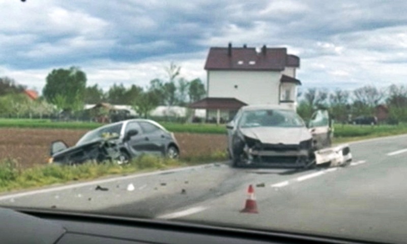 Sudar između Bijeljine i Rače, vozilo završilo pored puta (FOTO)