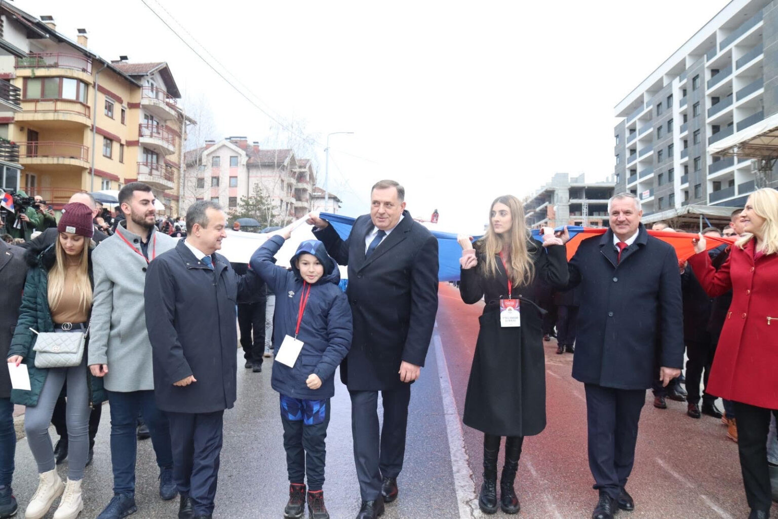 U Istočnom Sarajevu razvijena zastava Republike Srpske duga 527 metara (FOTO)