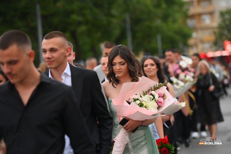 Maturanti Poljoprivredne i medicinske škole Bijeljina zablistali gradskim ulicama (FOTO)