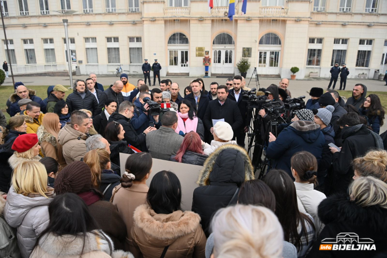 Radnici vrtića izviždali gradonačelnika Bijeljine (FOTO/VIDEO)