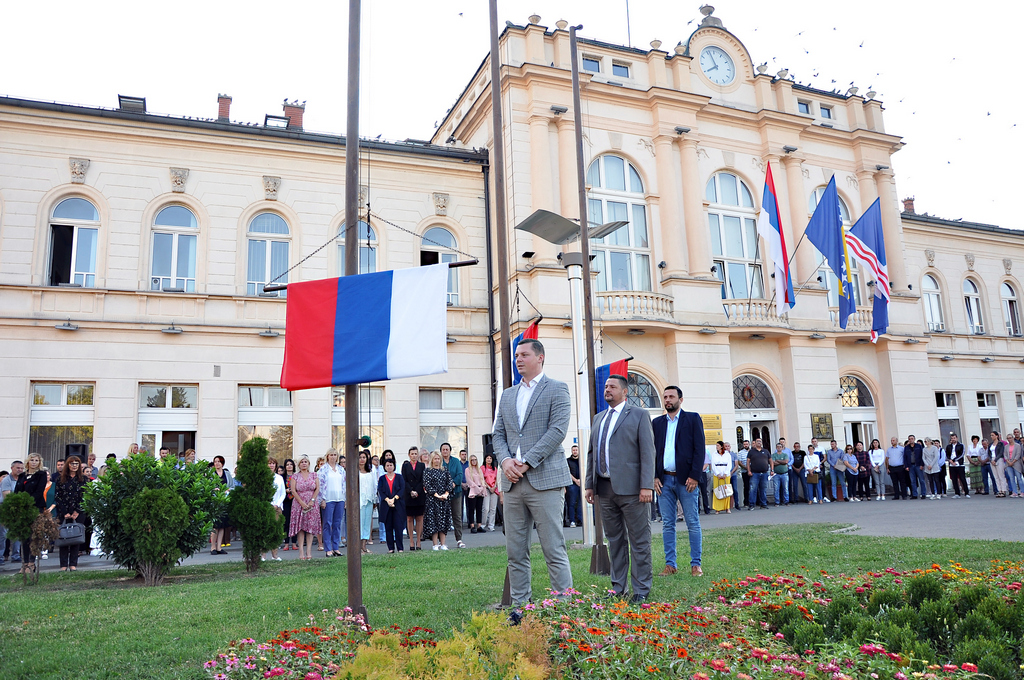Đurđević i Arsenović podigli zastave Srpske ispred Gradske uprave