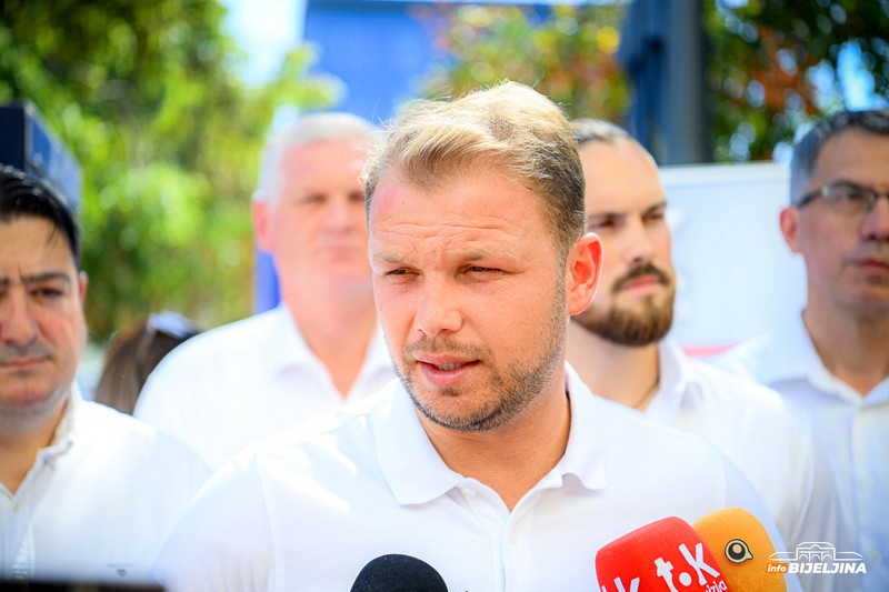 Stanivuković posjetio Bijeljinu, dočekali ga brojni građani (FOTO)