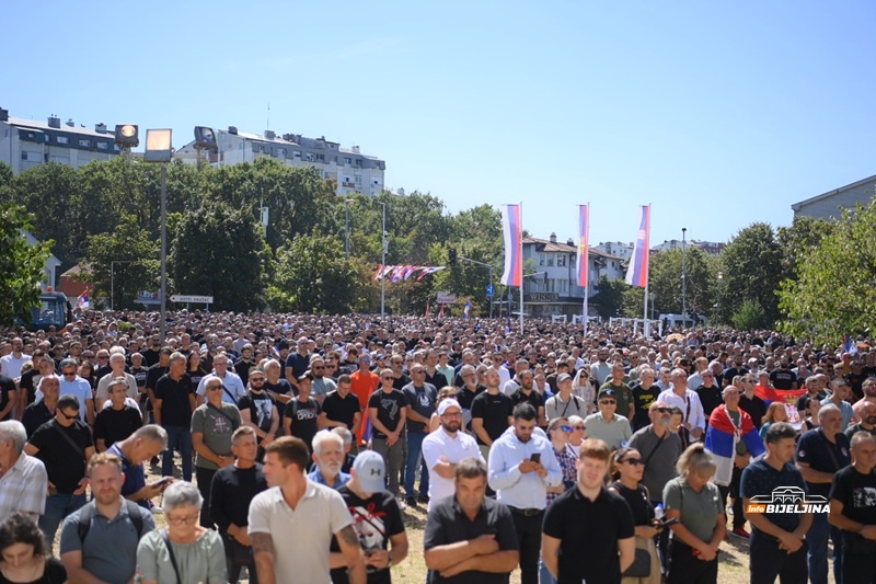 Hiljade građana prate opijelo Ratku Mladiću, služi patrijarh Porfirije (FOTO)
