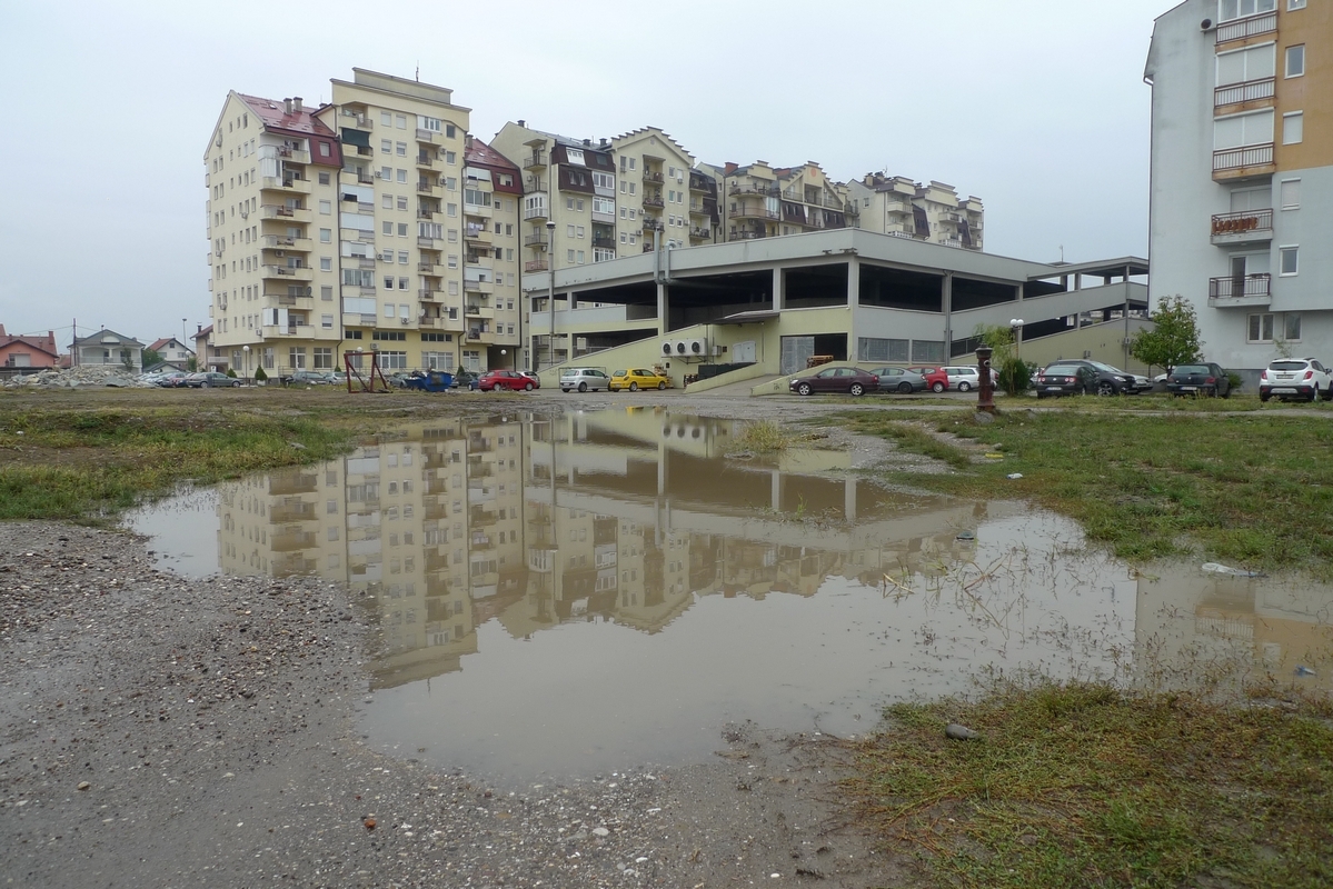 Vidovdanska ulica – rupe, voda i blato u centru grada! (FOTO)