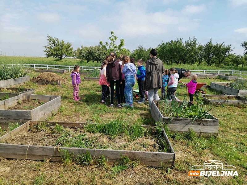 Mali baštovani iz Bijeljine uče da sade i uživaju u prirodi