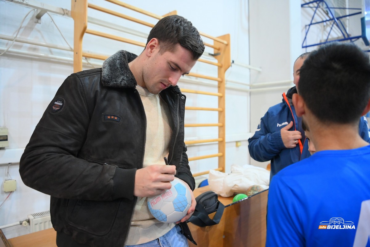 Rukometaši RK “Bijeljina” iznenadili Marka Jevtića: Susret pun emocija (FOTO)