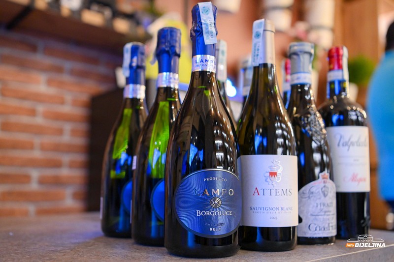 Prva vinska radionica u Wine and Flower shopu Bijeljina: Uživali u čarima italijanskih vina (FOTO)
