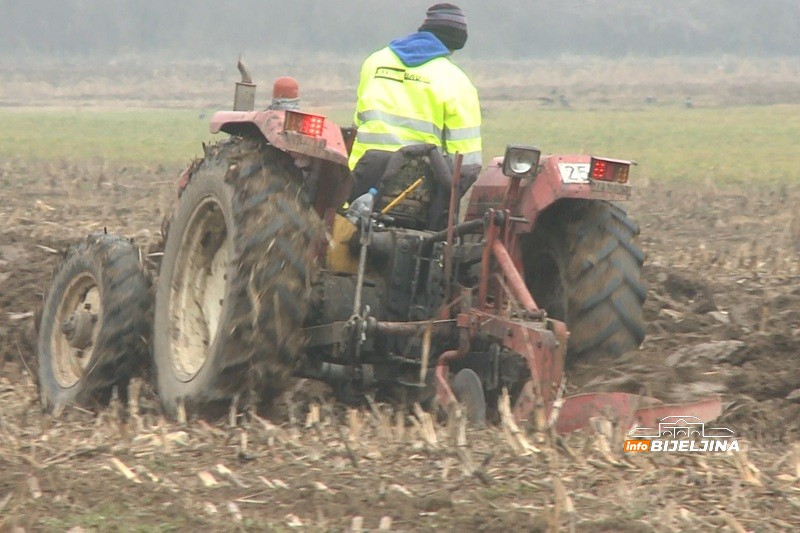 Vasići iz Lopara poslije rata krenuli od nule: Srušene objekte podigli iz pepela, danas žive od poljoprivrede i šire proizvodnju /FOTO/