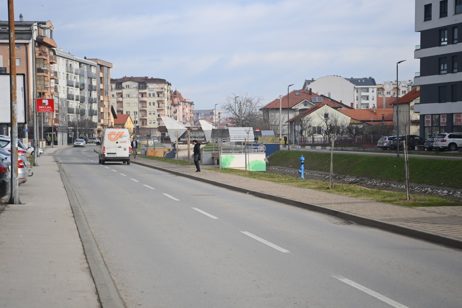 Bijeljina: Bašte kafića već otvorene, najhrabriji piju kafu napolju (FOTO)