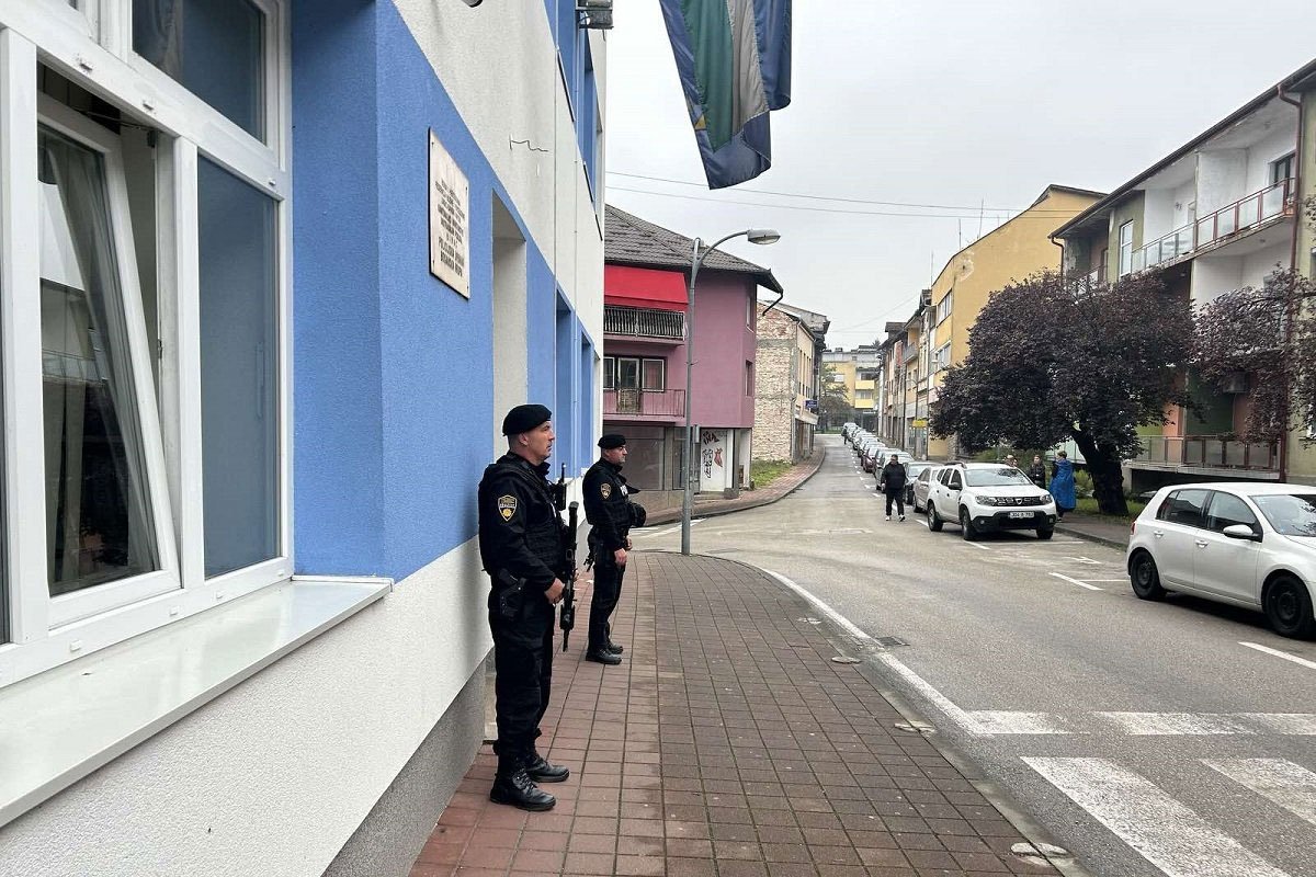 Tinejdžer koji je ubio policajca ostavio poruku, dok su ga vezali vikao 