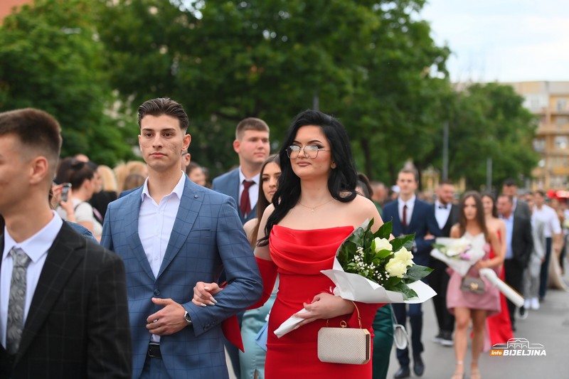 Maturanti Poljoprivredne i medicinske škole Bijeljina zablistali gradskim ulicama (FOTO)