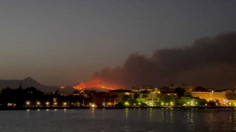 Gori ostrvo Krf, evakuišu se ljudi čamcima i brodovima