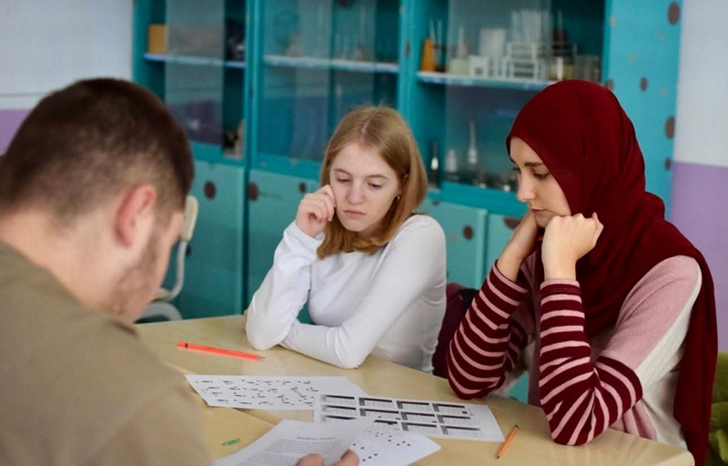 Sofija Motika (16) iz Vlasenice je ponos Srpske: Nastava joj traje do 15 sati, fascinira je arheologija (FOTO)