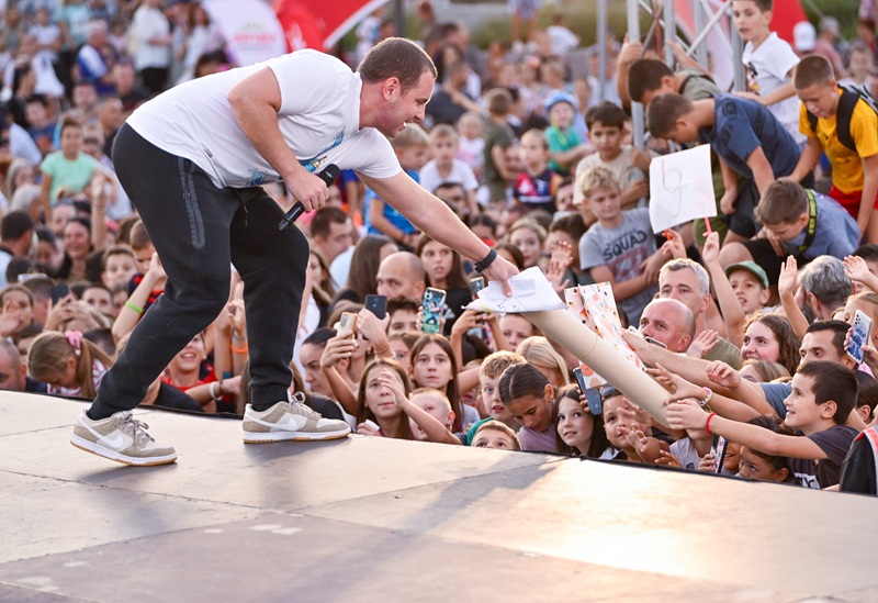 Hiljade djece u Banjaluci dočekale bijeljinskog jutjubera Bracu Gajića (VIDEO)