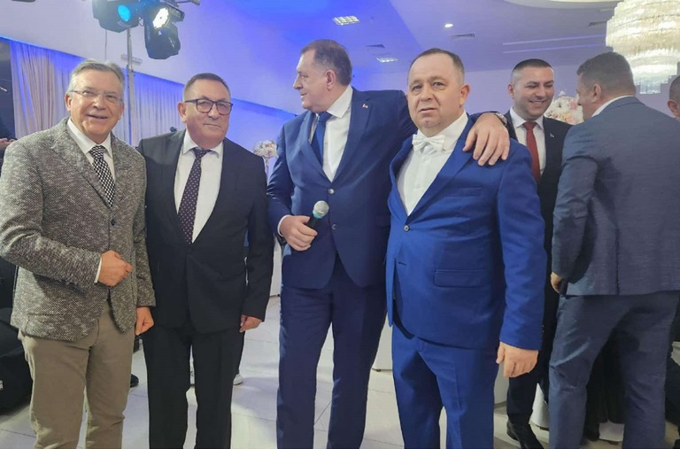 Dodik zapjevao u Bijeljini na privatnom slavlju dr Zlatka Maksimovića (VIDEO)