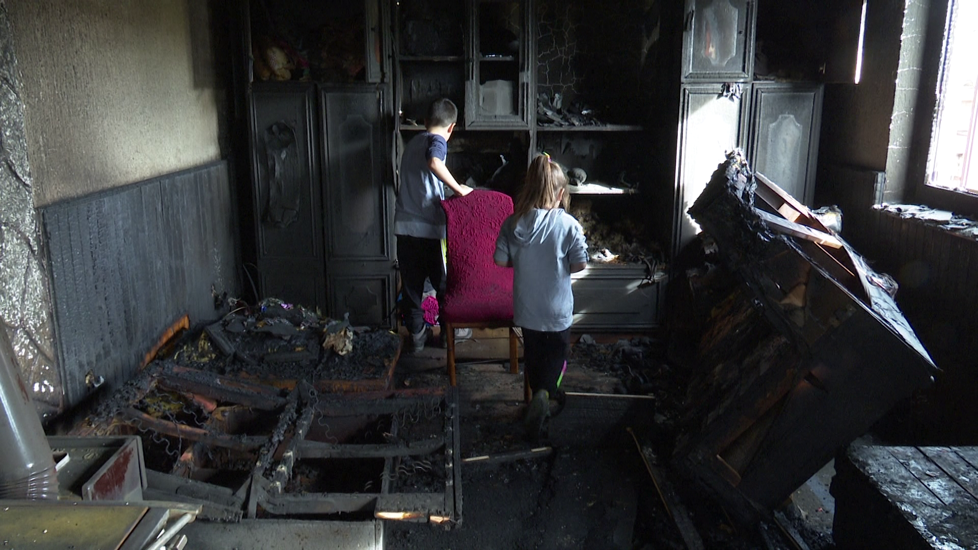 POTREBNA POMOĆ PORODICI IZ BIJELJINE: Četvoro djece bez doma zbog požara (FOTO)