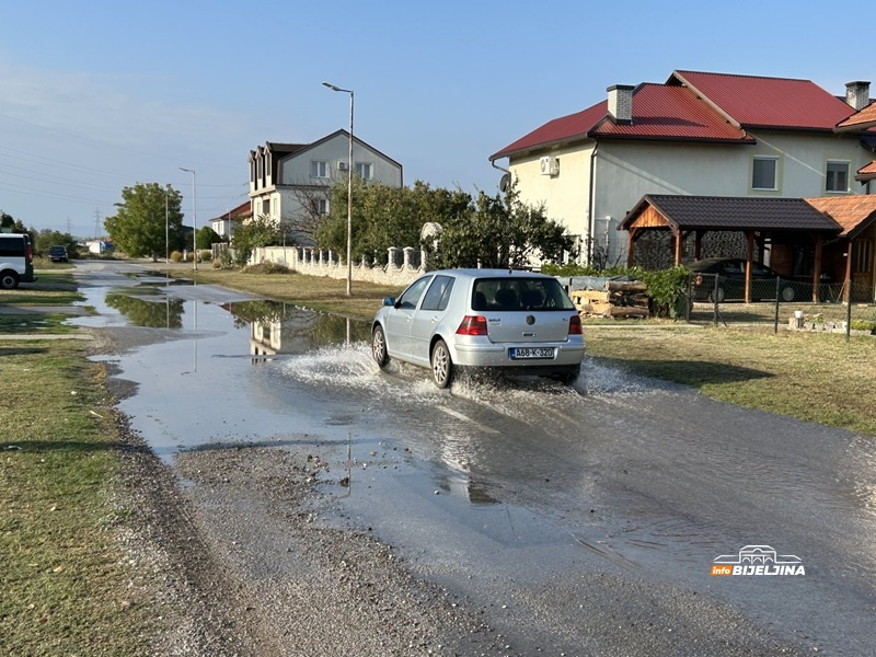 Bijeljina: Pukla cijev, put pod vodom (FOTO)