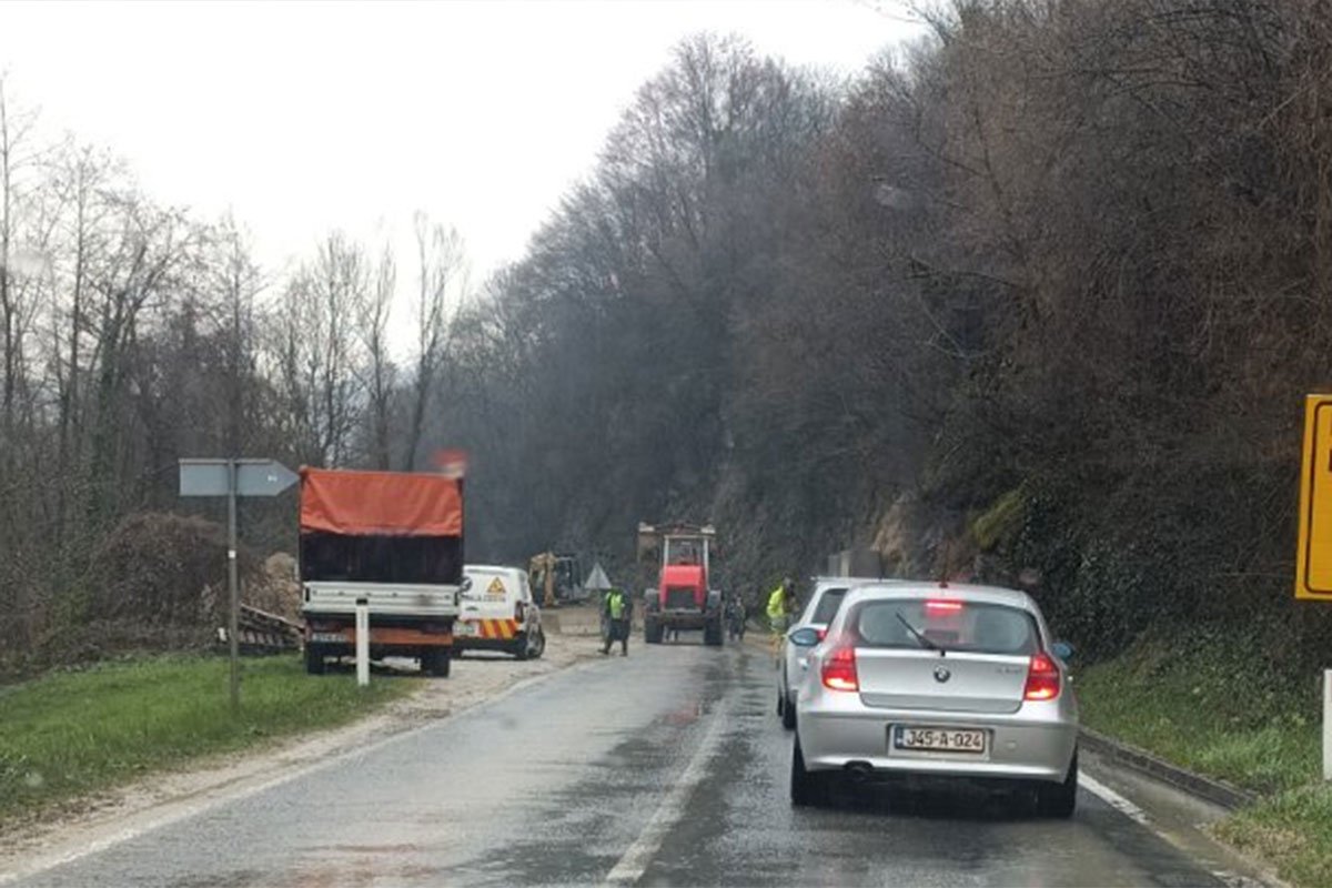 Saobraćaj se odvija redovno, pažnja na moguće odrone na dionicama u usjecima