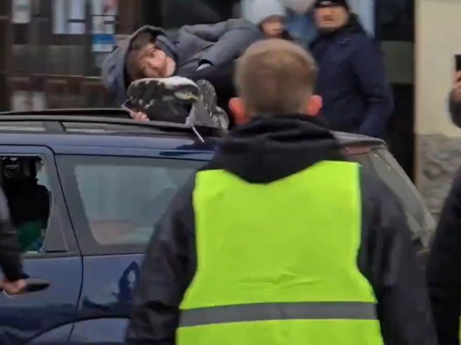 Studentkinja koju je udario automobil na protestu u Beogradu puštena kući