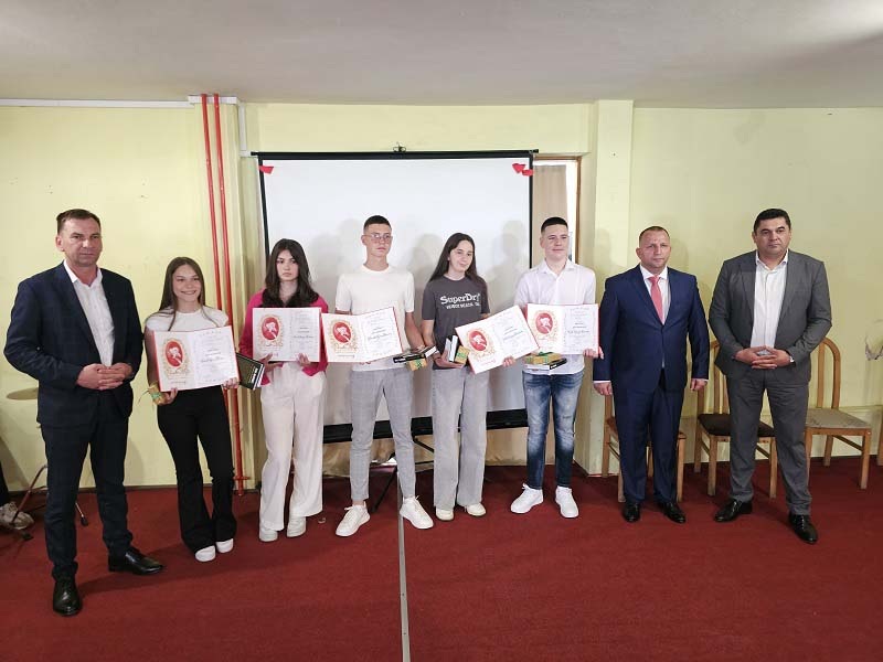 Ponos Ugljevika: Nagrađeni vukovci i đak generacije Osnovne škole 