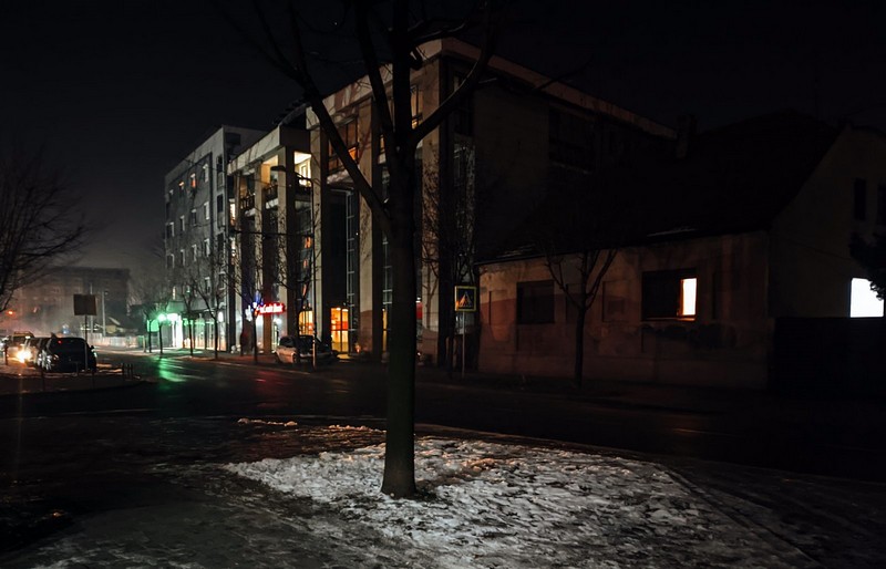 Bijeljina: Gradske ulice danima bez rasvjete, đaci se po mraku vraćaju iz škole (FOTO)