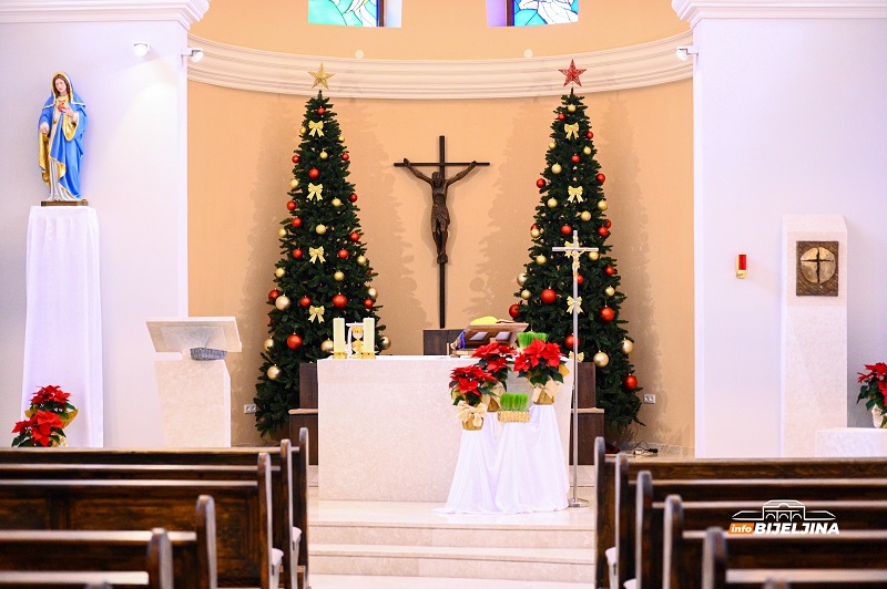 Katolici u Bijeljini proslavljaju Božić: Suština je širiti ljubav i toleranciju (FOTO)