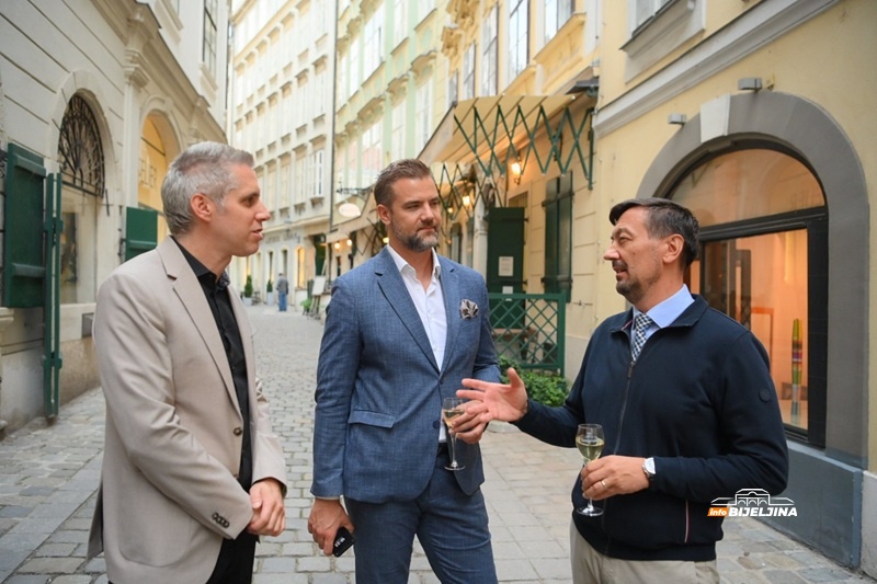 Podrška za djecu u Bijeljini: Natalija Cimeša i Dejan Čabrilo izložili djela u Beču (FOTO)