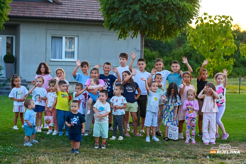 Bijeljinci čuvaju tradiciju: Petrovdanske lile zasijale i u gradu i u selima (FOTO)