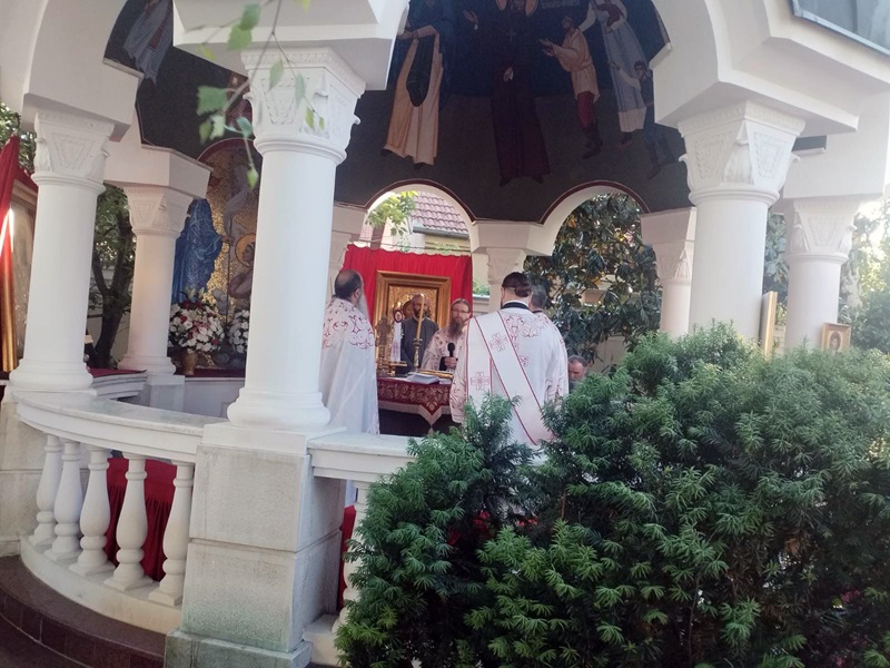 Mitropolit Fotije služi liturgiju: Danas svečano obilježena slava manastira u Bijeljini