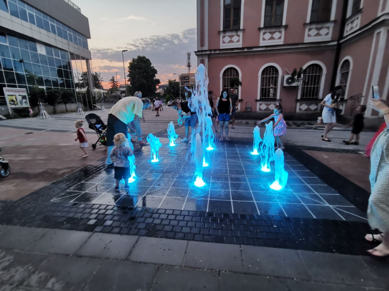 Bijeljina: Nova fontana u pješačkoj zoni, mališani oduševljeni (FOTO)