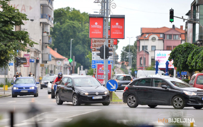 Saobraćaj se odvija nesmetano, uz umjerenu frekvenciju vozila