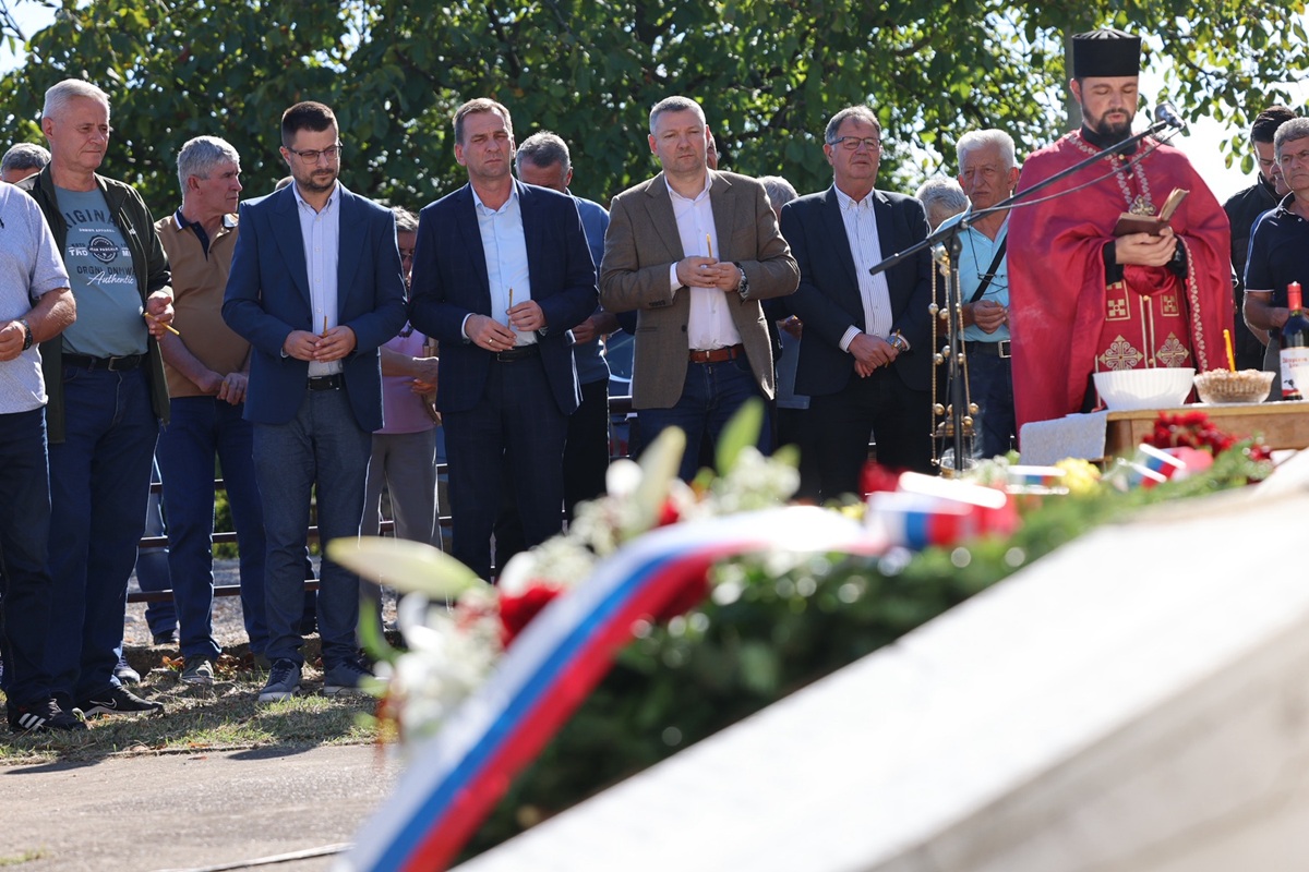 Novaković: Naša obaveza prema ljudima koji su branili ovaj kraj ne završava se polaganjem cvijeća