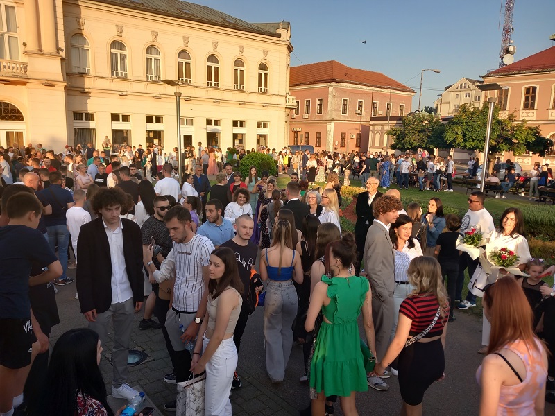 Održan defile maturanata Ekonomske škole: „Od sutra postajemo ljudi“ (FOTO)