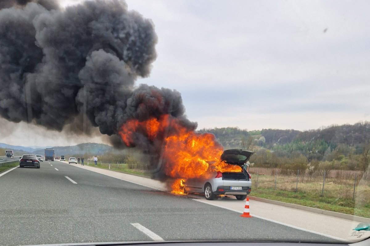 Izgorio automobil na auto-putu 