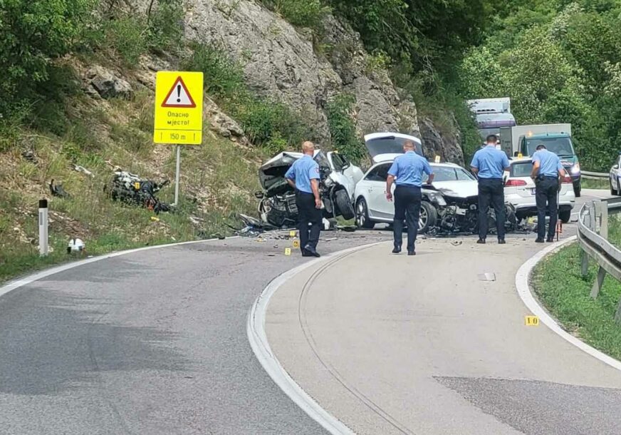 Sudar više automobila i motora, povrijeđeno više osoba u kanjonu Tijesno