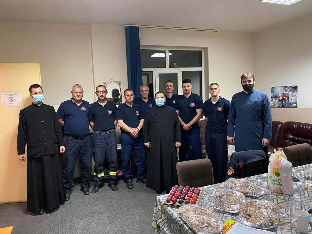 Pokloni za policiju, vatrogasce i medicinare u Bijeljini: Vaskršnji darovi episkopa Fotija dežurnim službama u gradu