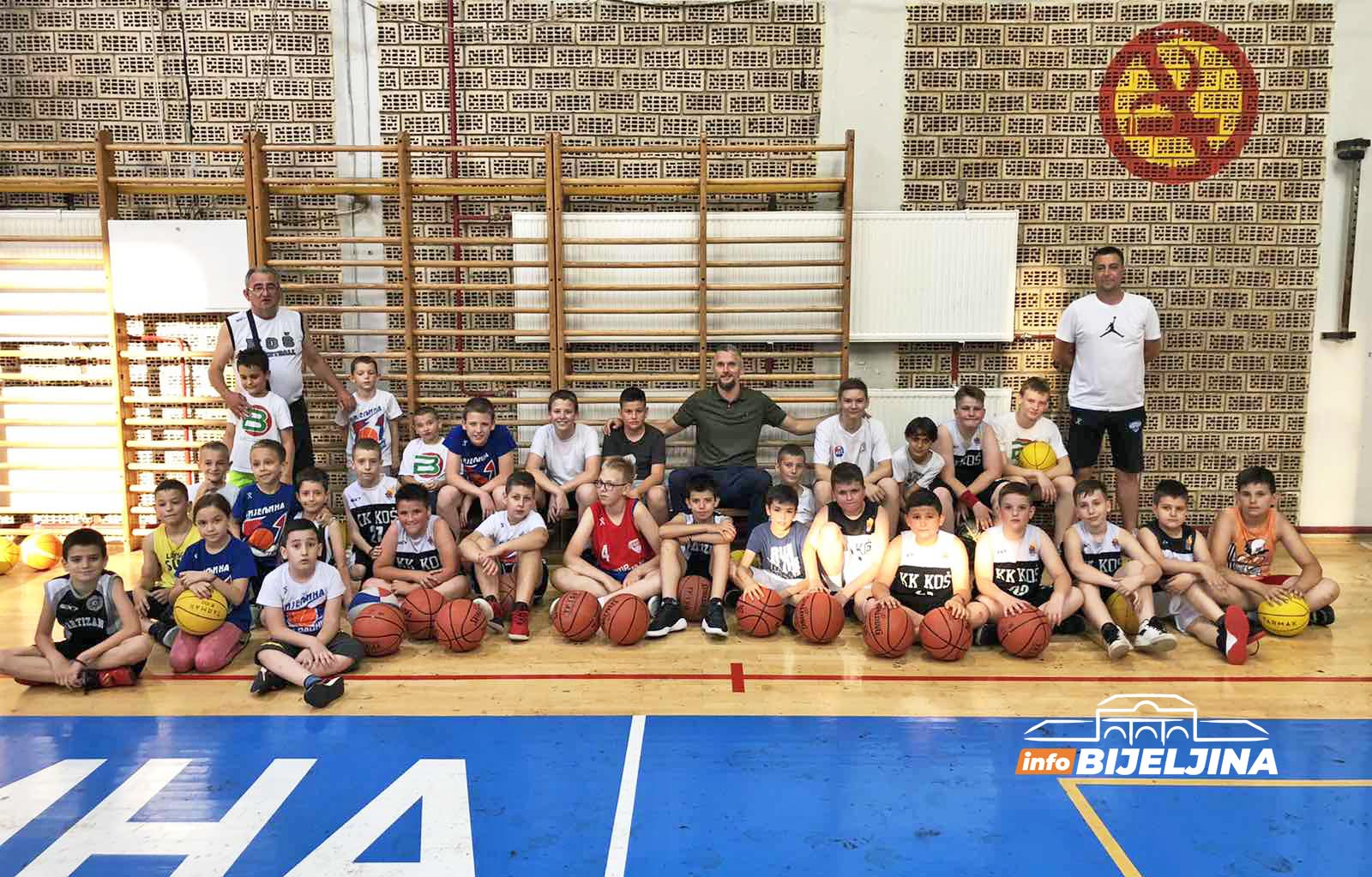 MATIČNI KLUB NIKADA NIJE ZABORAVIO Borovčanin donirao lopte mladim košarkašima Radnika (FOTO)