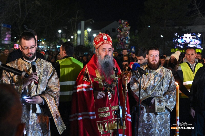 Nalaganje badnjaka u Bijeljini, vladika Fotije poručio: Poklonimo se Hristu i prihvatimo učenje njegovo (FOTO)