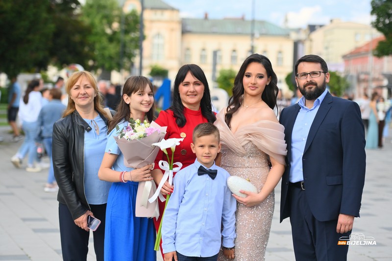 Maturanti Poljoprivredne i medicinske škole Bijeljina zablistali gradskim ulicama (FOTO)