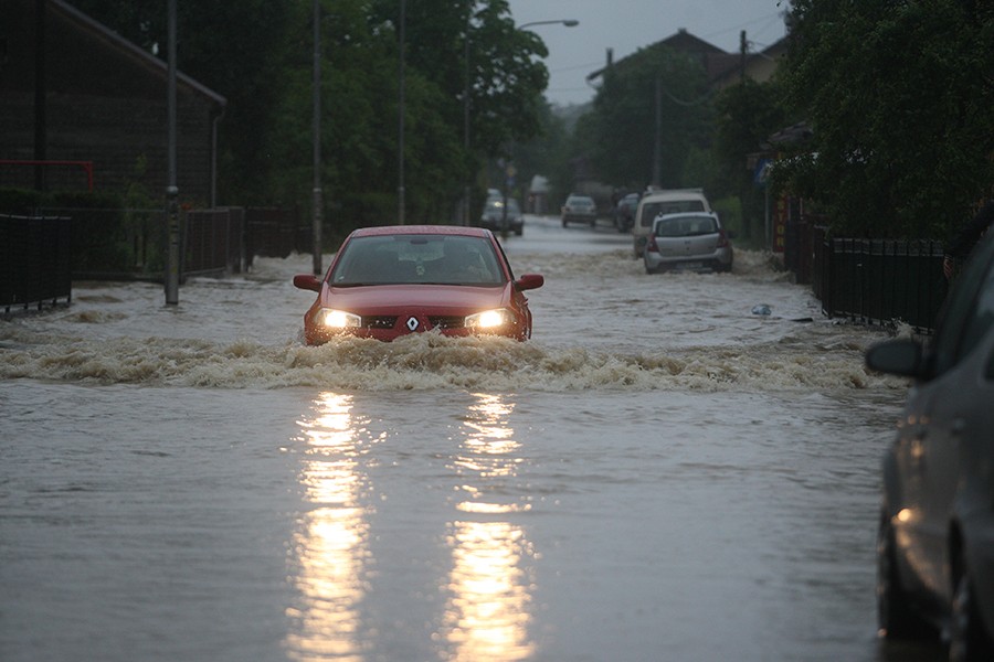 Sremska Mitrovica pod vodom: Padavine izazvale poplave na ulicama