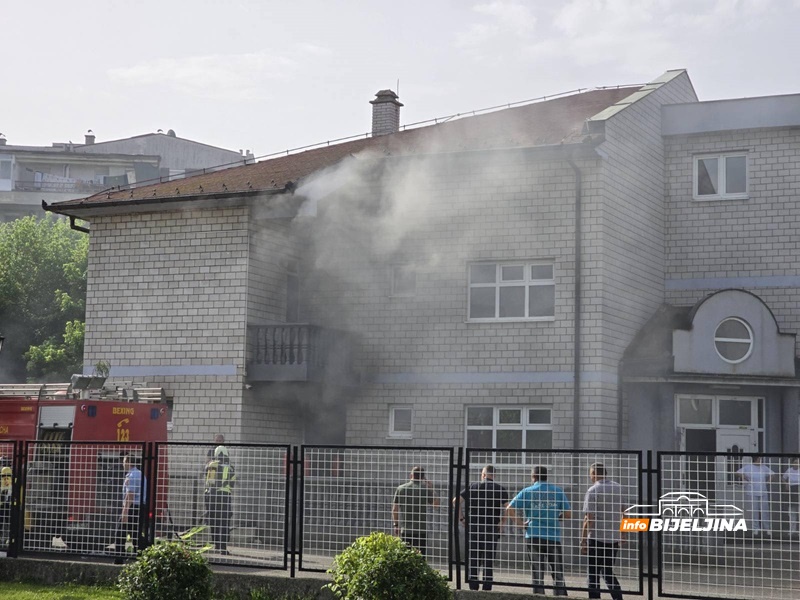 Bijeljina: Požar u vrtiću „Dragan i Zoran“, vatrogasci na terenu (FOTO)