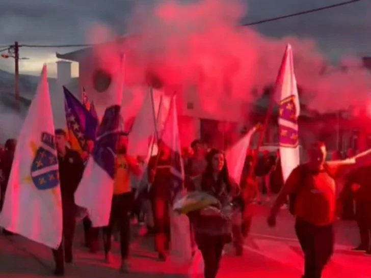 Ratne zastave i skandiranje u Bosanskom Petrovcu: Srpski povratnici ponovo izloženi provokacijama