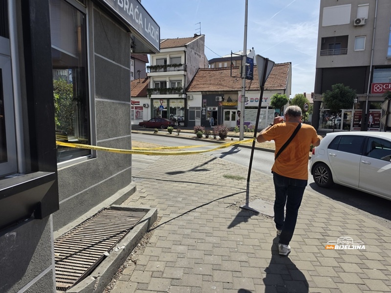 Bijeljina: Dio trotoara okružen žutom trakom nakon obrušavanja fasade (FOTO)