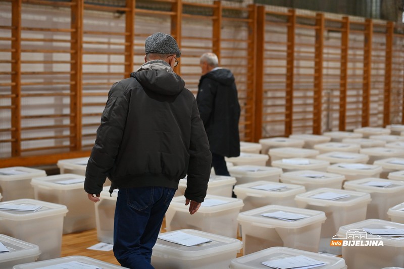 Bijeljina: U toku podjela biračkog materijala za prijevremene izbore (FOTO)