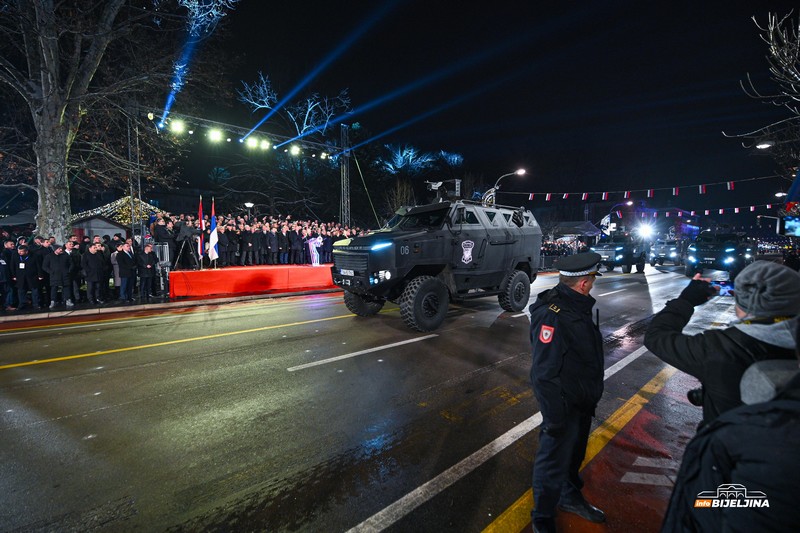 Dan Republike Srpske: Više od 3.000 učesnika defilovalo na Trgu Krajine u Banjaluci (FOTO)