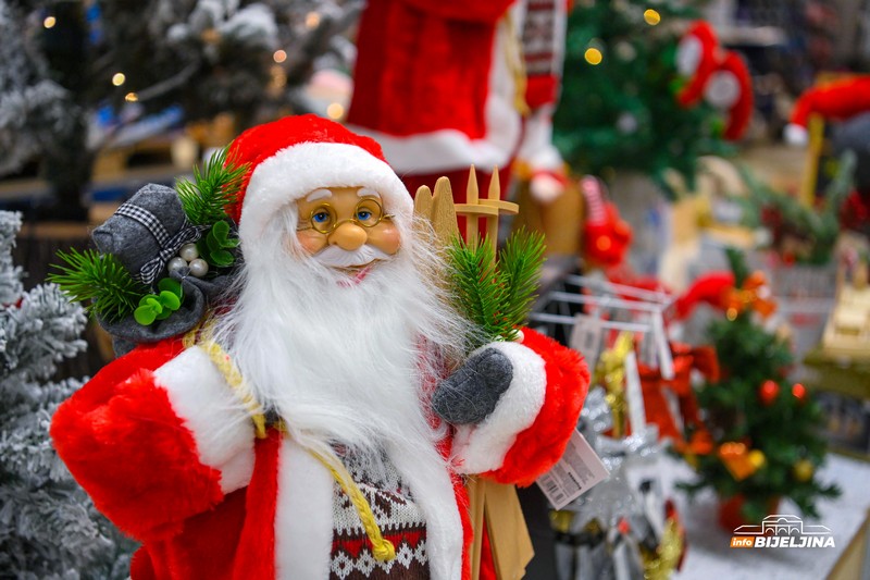 Bijeljinci se spremaju za novogodišnje praznike: U prodaji i jelka od 270 cm (FOTO)