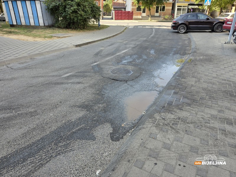 Bijeljinci ljuti jer kamion komunalaca ostavlja smrad iza sebe (FOTO)